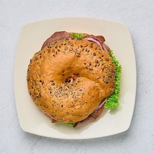 Bagel med brie salami